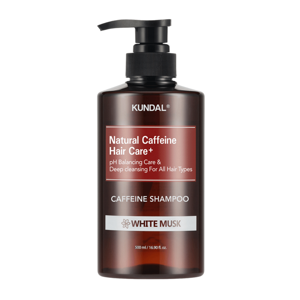 KUNDAL Natural Caffeine Hair Care+ Shampoo White Musk ruskea muovipullo, jossa on pumppu, 500 ml.