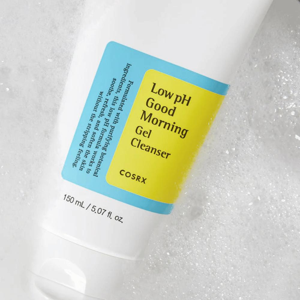 COSRX Low pH Good Morning Gel Cleanser 150ml – mieto kasvojen puhdistusaine, jolla on matala pH herkälle iholle, näytetty vaahdon kanssa.