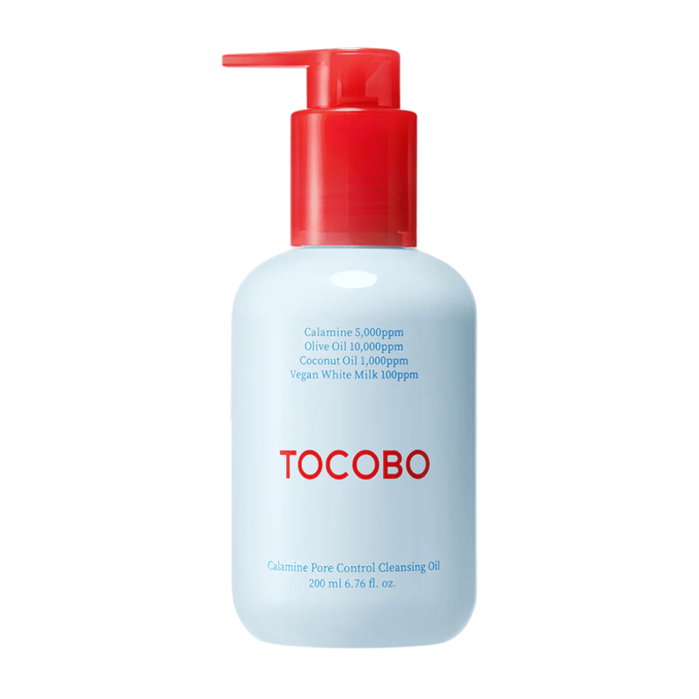 TOCOBO Calamine Pore Control Cleansing Oil punaisella pumppupullolla ja sinisellä tekstillä vaaleansinisessä pullossa, näyttää pääainesosat ja tilavuuden 200 ml.