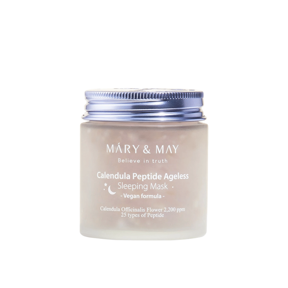 Purkki, jossa on MARY & MAY Calendula Peptide Ageless Sleeping Mask. Purkissa on hopeanvärinen kansi ja etiketti, jossa lukee "Calendula Peptide Ageless Sleeping Mask" ja "Vegan formula". Tuote sisältää kehäkukkaa ja peptidejä antaakseen iholle nuorekkaan ulkonäön yön aikana.