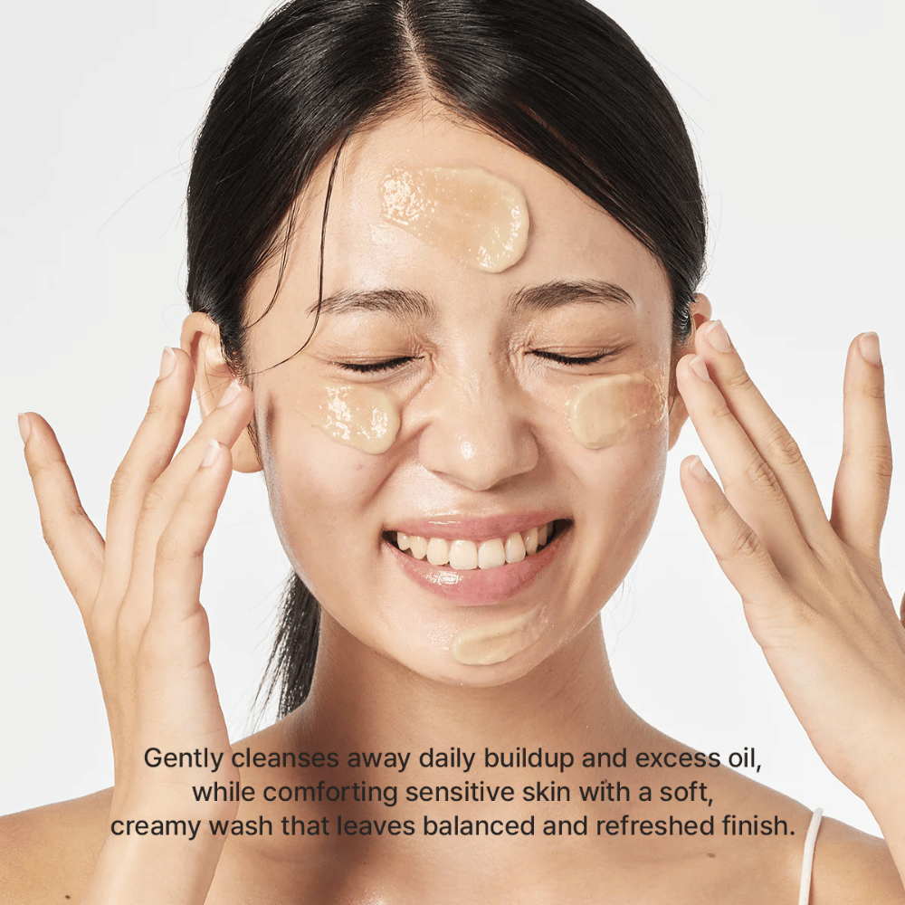Nainen levittää Arencia Calendula Rice Mochi Cleanser – hellävarainen korealainen puhdistusaine, joka poistaa öljyn ja epäpuhtaudet samalla kun iho tuntuu raikkaalta ja tasapainoiselta.
