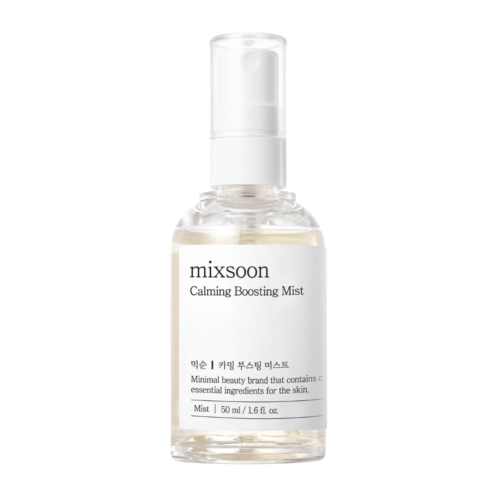 Läpinäkyvä suihkepullo, jossa on Mixsoon Calming Boosting Mist. Pullo on merkitty yksinkertaisella, valkoisella etiketillä, joka näyttää tuotteen nimen ja kuvaa sisältöä, joka koostuu ihon olennaisista ainesosista minimalistisessa tyylissä.