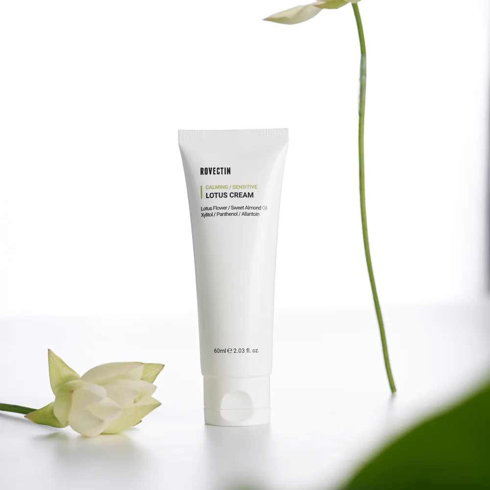 Tubi Rovectin Lotus Cream rauhoittavaan ja herkkään ihonhoitoon, esitelty lootuskukan kanssa.