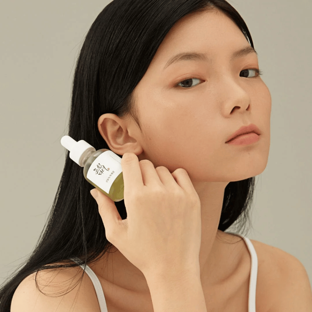 Malli pitää Beauty of Joseon Calming Serum poskella – vihreä tee ja panthenol vahvistavat ihon suojakerrosta.