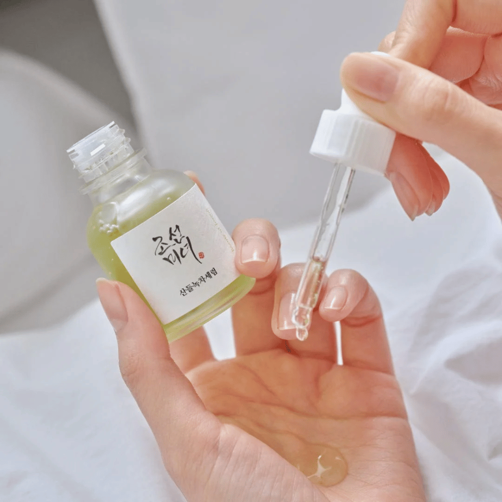 Käsi tiputtaa Beauty of Joseon Calming Serum Green Tea + Panthenol iholle – rauhoittava korealainen seerumi herkälle iholle.