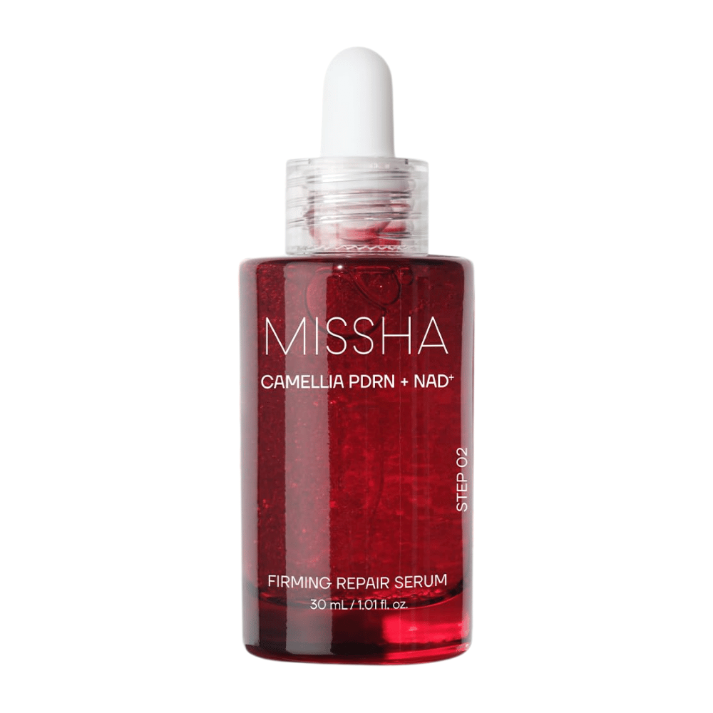 7. MISSHA Camellia PDRN NAD+ Firming Repair Serum 30 ml – punainen lasipullo pipetillä ja näkyvillä punaisilla kapseleilla valkoisella taustalla