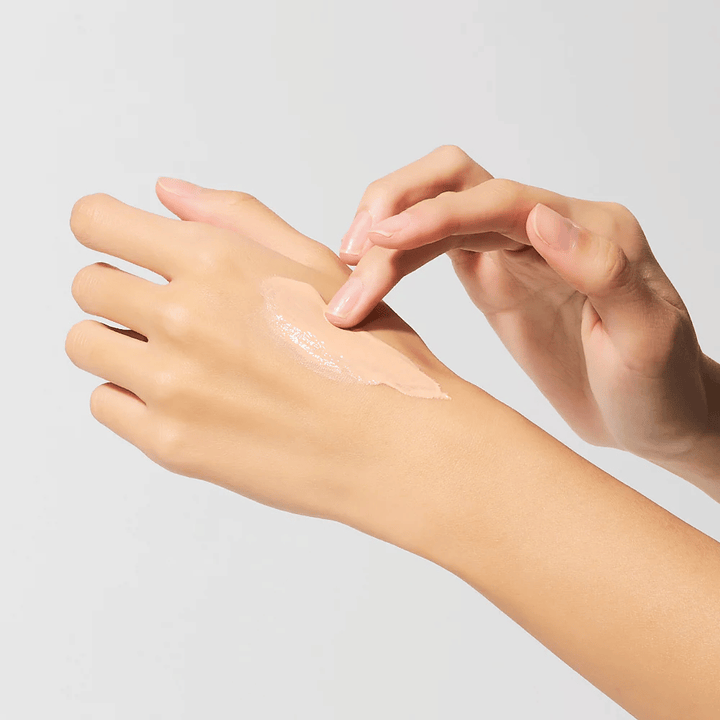 Sovellus Dr.Melaxin Cemenrete Eye Cream käsin, kermainen silmänympärysvoide, jossa on kalsiumia ja elastaania, joka imeytyy nopeasti ja antaa intensiivistä kosteutusta.