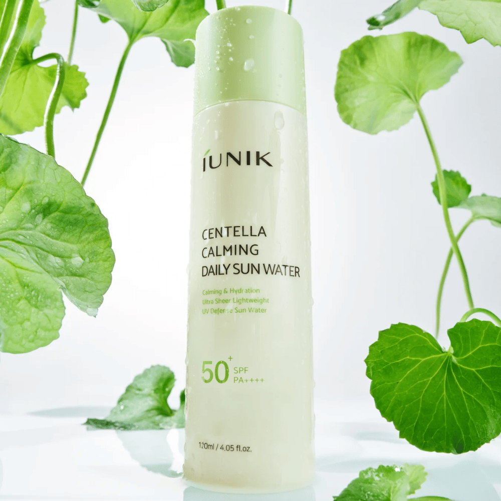 2. iUNIK Centella Calming Daily Sun Water SPF50+ PA++++ – kosteuttava aurinkosuoja centella asiaticalla vihreiden lehtien ja vesipisaroiden ympäröimänä