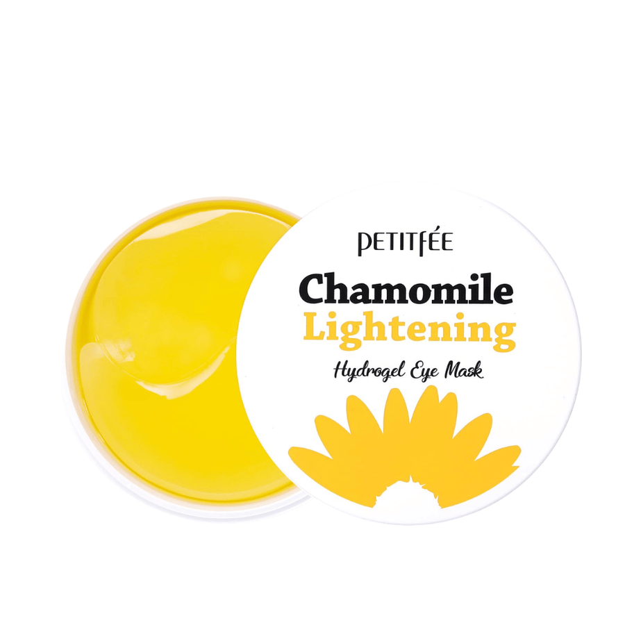 Vapaataustainen tuotekuva tuotteesta PETITFEE Chamomile Lightening Hydrogel Eye Mask, jossa on avattu purkki, joka näyttää keltaiset hydrogeelilaput ja tyylikkään valkoisen pakkauksen.