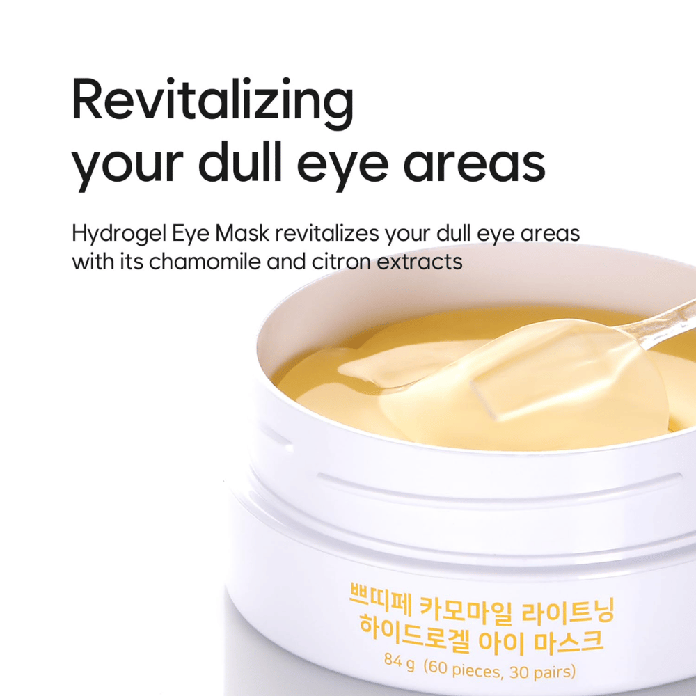Tuotekuva tuotteesta Chamomile Lightening Hydrogel Eye Mask, jossa keskitytään kamomilla- ja sitruunauutteen avulla silmänympärysalueen väsyneiden alueiden elvyttävään ja hehkua tuovaan hoitoon.