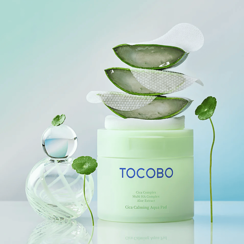 TOCOBO Cica Calming Aqua Pad esitetään yhdessä toner padien, aloe veran ja centella asiatican kanssa. Kuva tuo esiin tuotteen kosteuttavat ja rauhoittavat ainesosat.