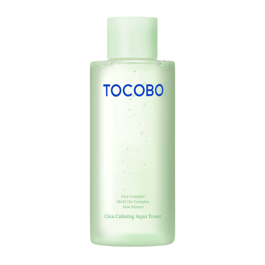 Taustastaan irrotettu tuotekuva tuotteesta TOCOBO Cica Calming Aqua Toner, jossa minimalistinen vaaleanvihreä design korostaa tuotteen puhdasta ja rauhoittavaa tuntua.