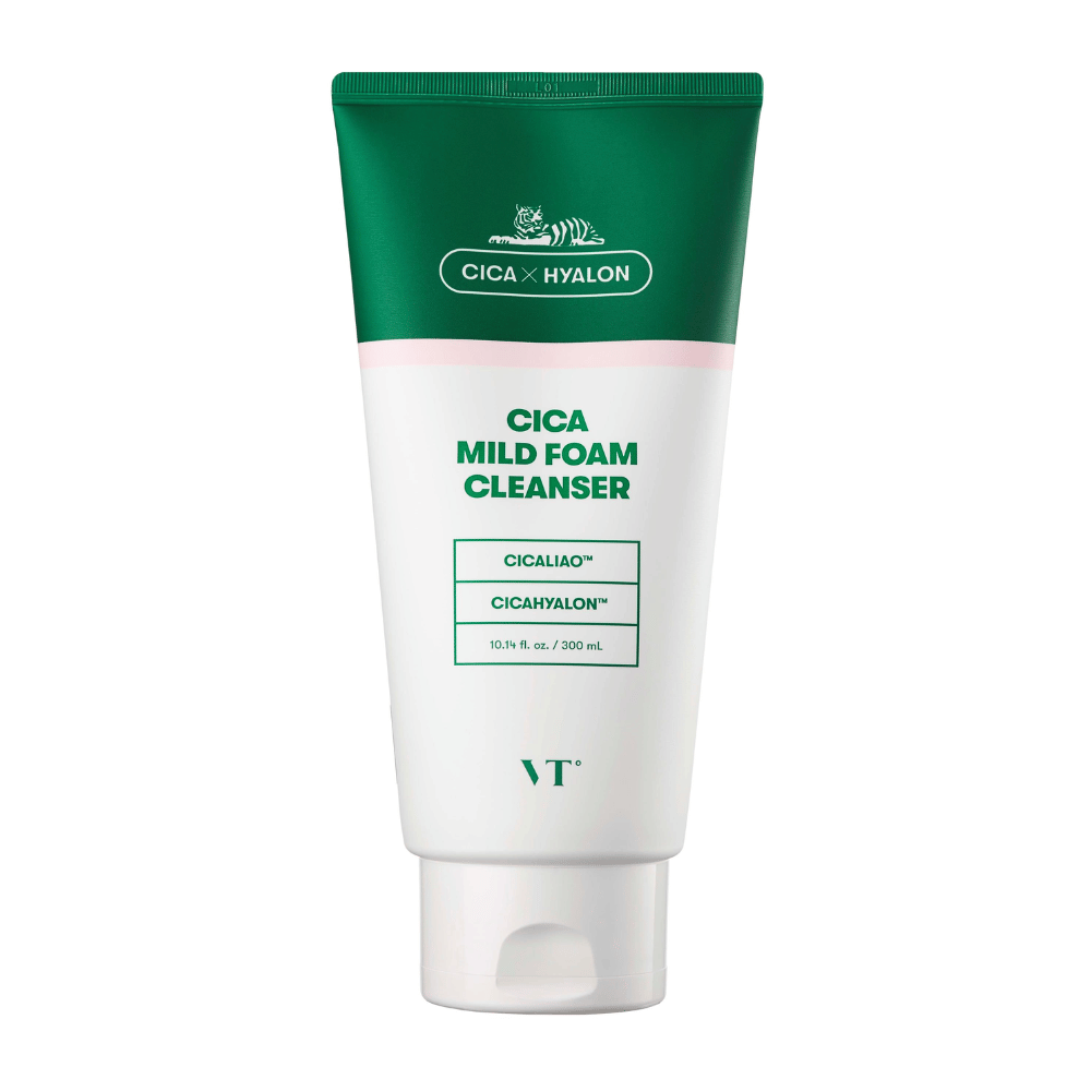 VT Cica Mild Foam Cleanser vihreässä ja valkoisessa tuubissa valkoista taustaa vasten. Pakkaus näyttää ainesosat CICALIAO™ ja CICAHYALON™, ja tuotteessa on 300 ml.