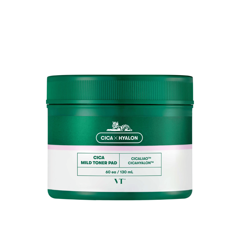 Vihreä purkki, jossa on VT Cica Mild Toner Pad, 60 kpl tyynyjä/130 ml, valkoisella ja vaaleanpunaisella etiketillä sekä tiikerilogolla valkoisella taustalla.