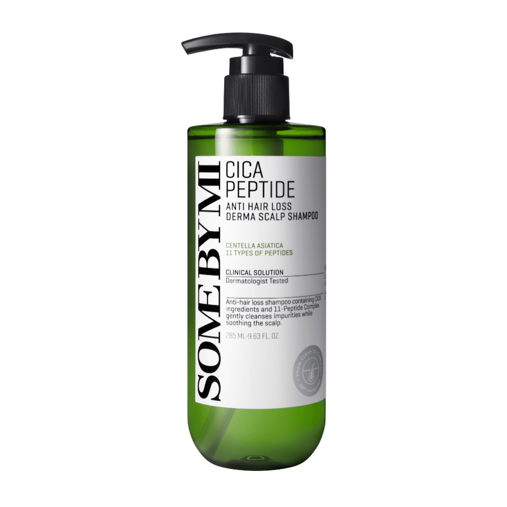 SOME BY MI Cica Peptide Anti Hair Loss Derma Scalp Shampoo vihreässä muovipullossa mustalla pumpulla ja valkoisella etiketillä, jossa on musta teksti.