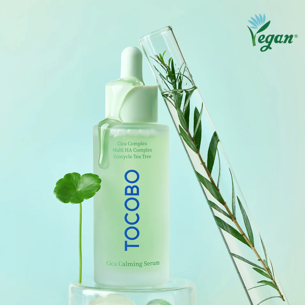 TOCOBO Cica Calming Serum yhdessä cica-lehtien ja tea tree kanssa, vegaaninen korealainen seerumi, joka rauhoittaa punoitusta, kosteuttaa syvältä ja tasapainottaa ihoa.