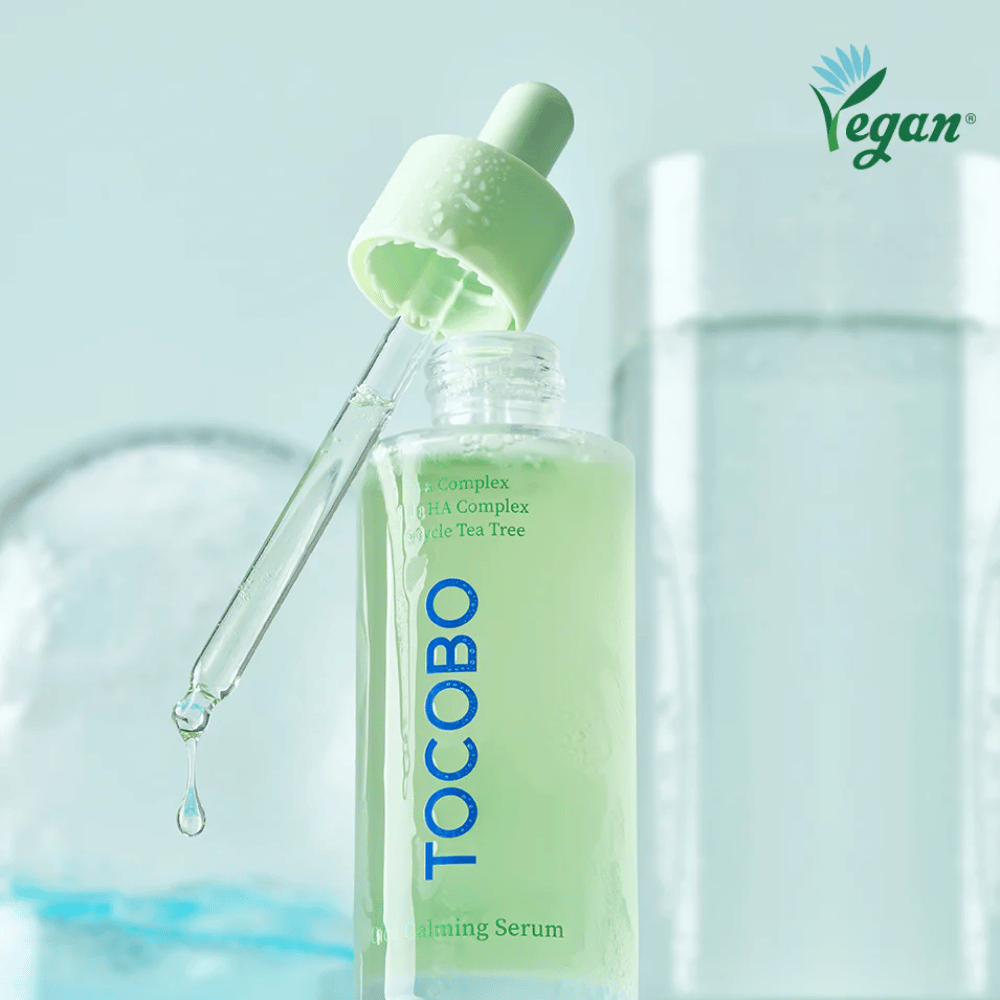 Lähikuva TOCOBO Cica Calming Serum pipetillä ja pisaroilla, kosteuttava ja rauhoittava kasvoseerumi cican, multi HA-kompleksin ja tea tree kanssa herkälle iholle.