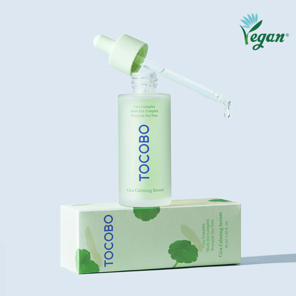 TOCOBO Cica Calming Serum asetettuna tuote- pakkaukseen pipetillä, kevyt ja rauhoittava K-beauty seerumi ärtyneelle ja akneen taipuvaiselle iholle, vegaaninen koostumus cica-kompleksilla.