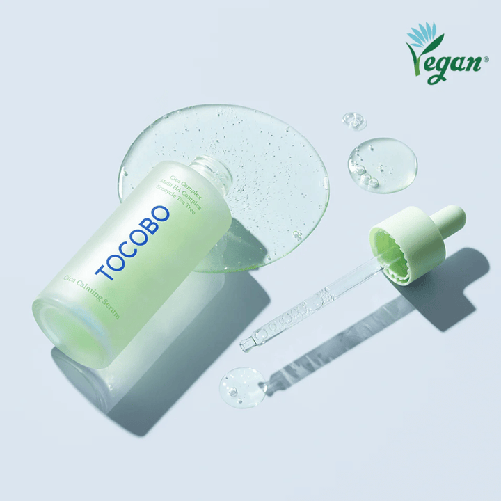 TOCOBO Cica Calming Serum pipetillä ja geelikoostumuksella, vegaaninen korealainen kasvoseerumi, joka rauhoittaa herkkää ihoa ja vahvistaa ihon suojakerrosta cican, multi hyaluronihapon ja tea tree avulla.