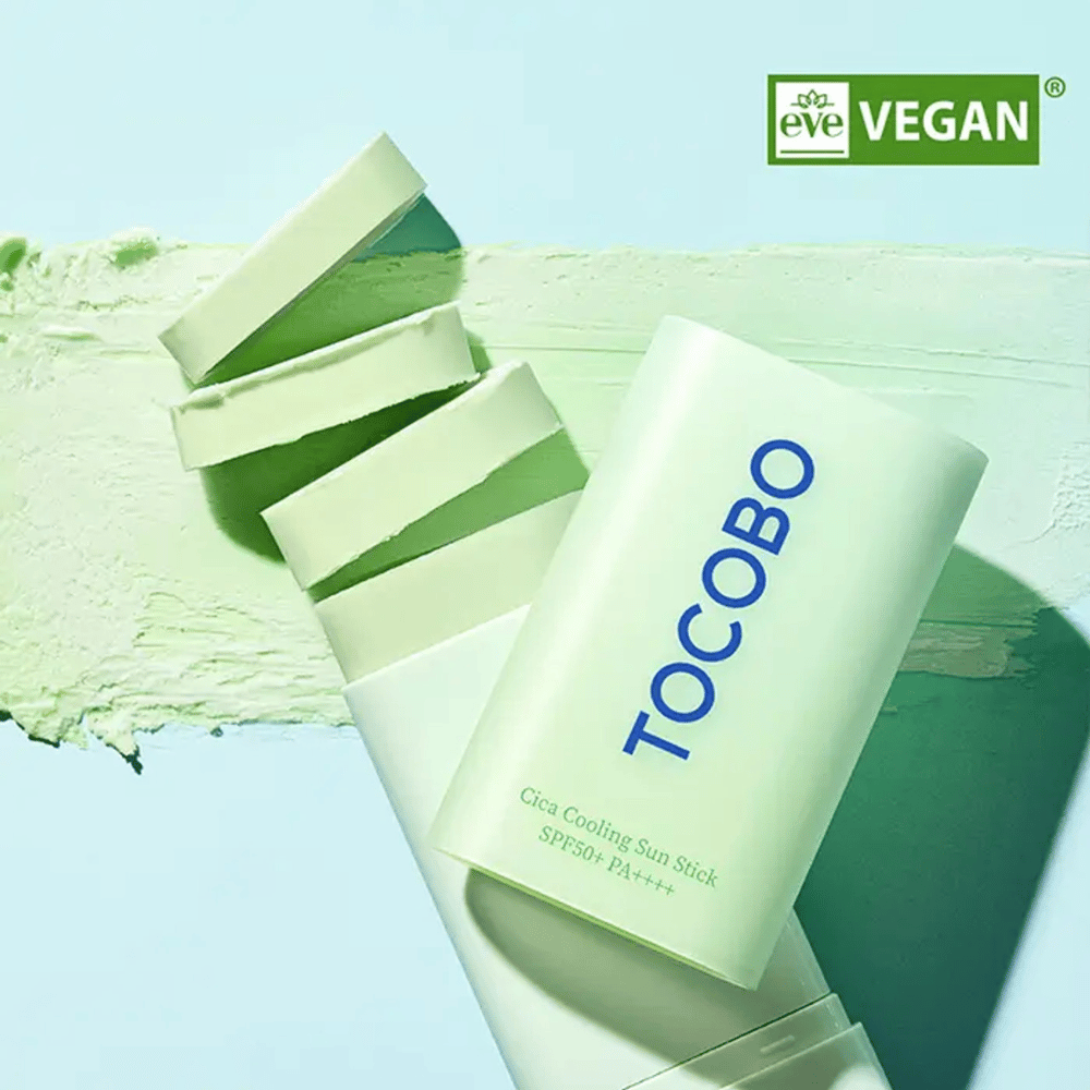 Tocobo Cica Cooling Sun Stick SPF50+ PA++++ vaaleanvihreässä pakkauksessa vegaanimerkillä (EVE VEGAN), vihreän aurinkopuikon kerroksella.