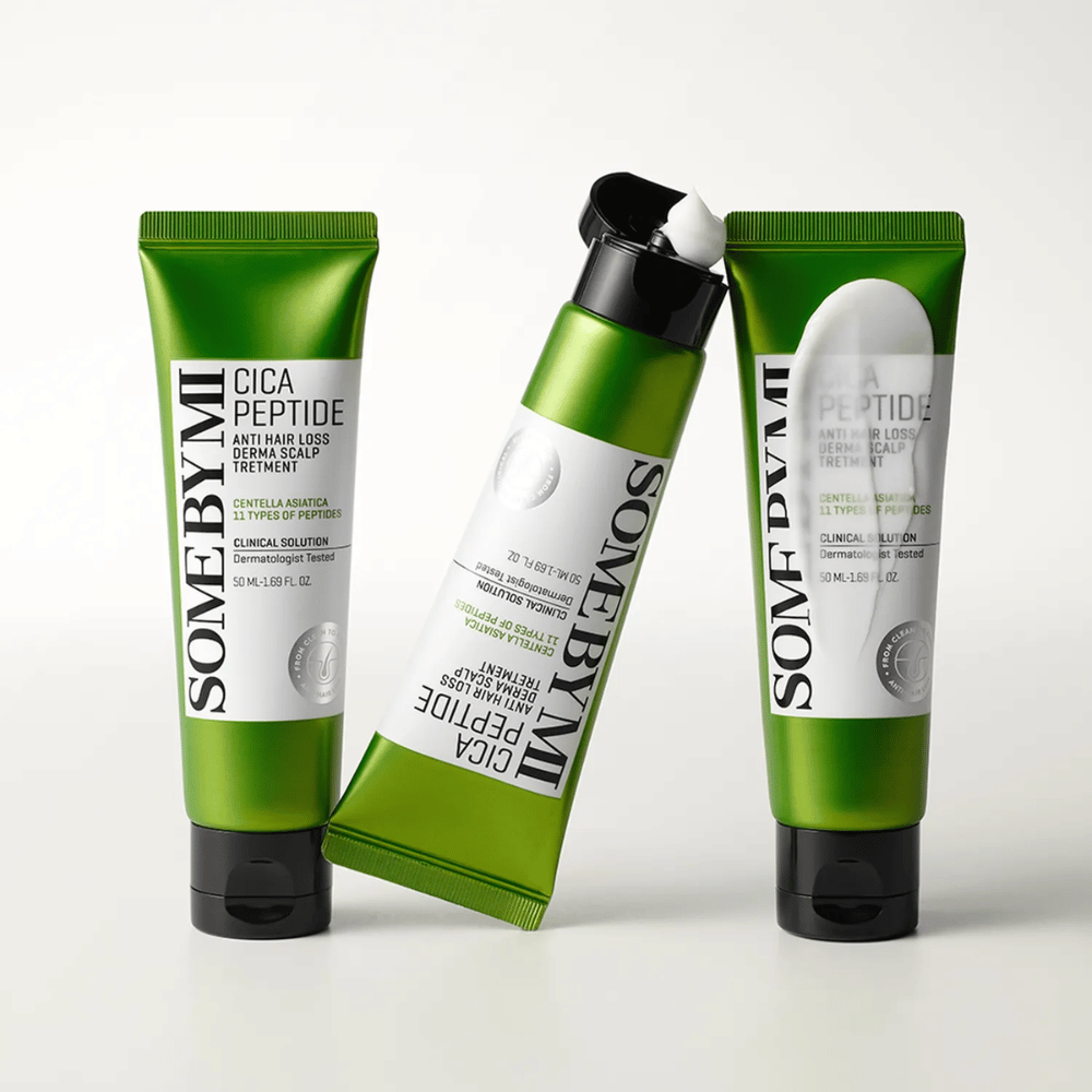 Kolme tuubia SOME BY MI Cica Peptide Anti Hair Loss Derma Scalp Treatment vihreässä ja valkoisessa, joista yksi tuubi on auki ja valkoinen voide näkyvissä.