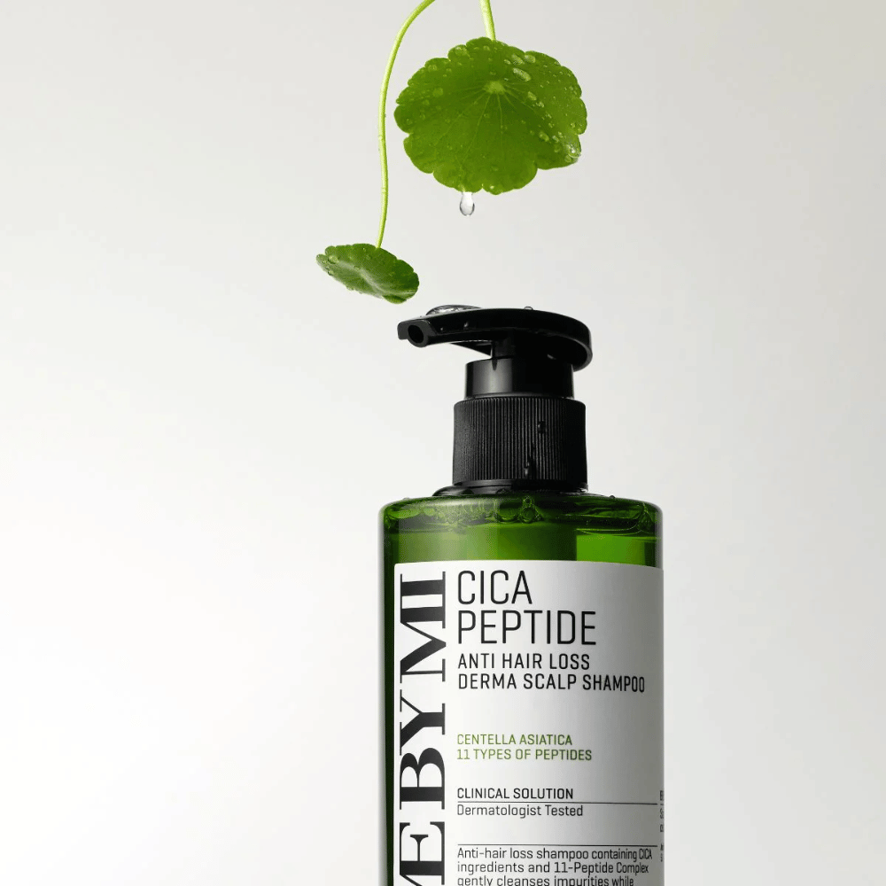 Pullo, jossa SOME BY MI Cica Peptide Anti Hair Loss Derma Scalp Shampoo vihreässä, mustalla pumpulla ja valkoisella etiketillä, ympäröitynä centellalehdillä ja vesipisaralla.