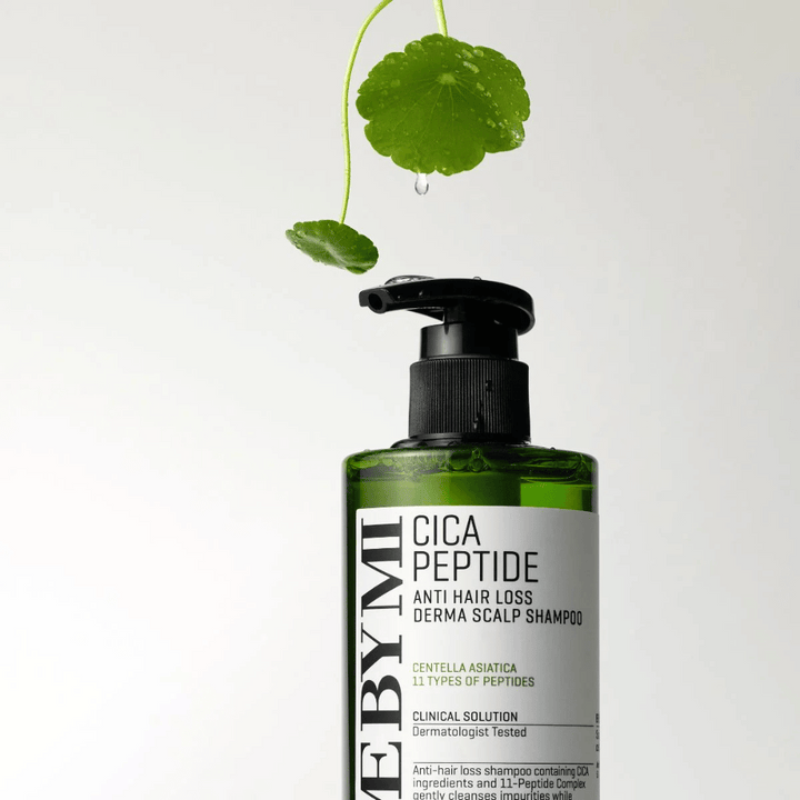 Flaska med SOME BY MI Cica Peptide Anti Hair Loss Derma Scalp Shampoo i grönt med svart pump och vit etikett, omgiven av centellablad och en vattendroppe.