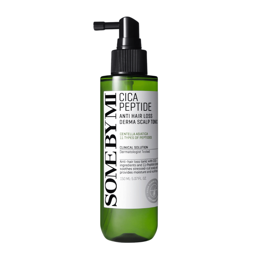 SOME BY MI Cica Peptide Anti Hair Loss Derma Scalp Tonic vihreässä pullossa mustalla suihkusuuttimella ja valkoisella etiketillä, näytetään valkoista taustaa vasten.
