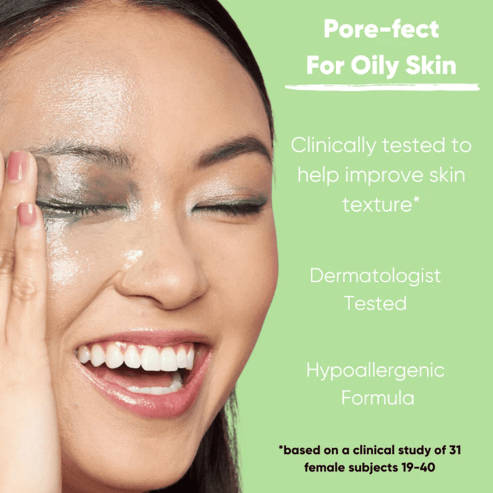 Malli, jolla on raikas iho, esittelee Clean It Zero Pore Clarifying Cleansing Balm:n vaikutusta, kliinisesti testattu ja hypoallergeeninen koostumus, joka parantaa ihon rakennetta ja sopii rasvaiselle iholle.