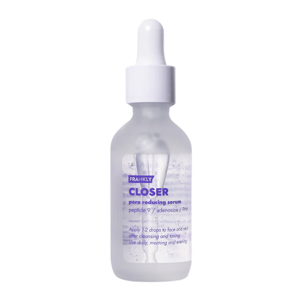 Tuotekuva FRANKLY Closer Pore Reducing Serum lasipullossa pipetillä. Seerumi, joka hienontaa ihohuokosia ja tekee ihosta kiinteämmän ja kirkkaamman.