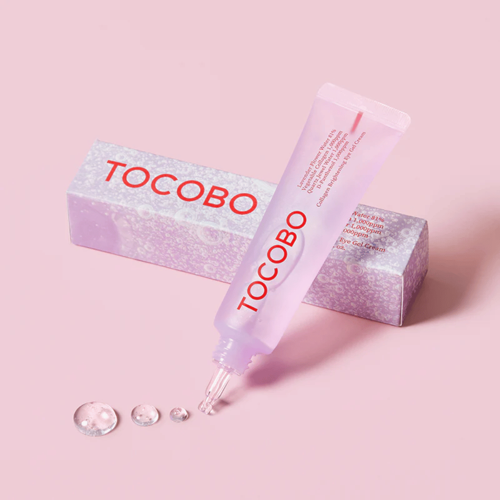 Kuva näyttää tuotteen TOCOBO:lta, joka on "Collagen Brightening Eye Gel Cream". Pakkaus on vaaleanpunainen, ja siitä tulee ulos läpinäkyvää geeliä. Tuote näyttää olevan tarkoitettu kirkastamaan ja kosteuttamaan silmänympärysaluetta.