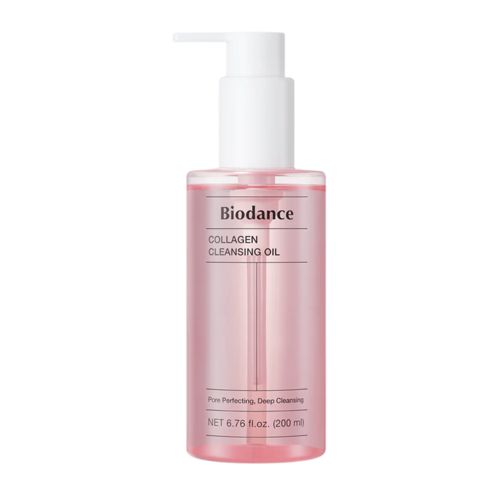 Tuotekuva Biodance Collagen Cleansing Oil läpinäkyvässä vaaleanpunaisessa pullossa, jossa on valkoinen pumppu, teksti "Pore Perfecting, Deep Cleansing" ja tilavuusmerkintä 200 ml.