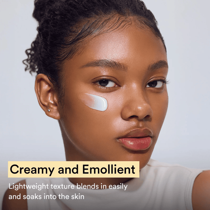 Kvinna med Abib Collagen Eye Crème på kinden. Produkten har en silkeslen konsistens som absorberas snabbt och jämnar ut hudytan.