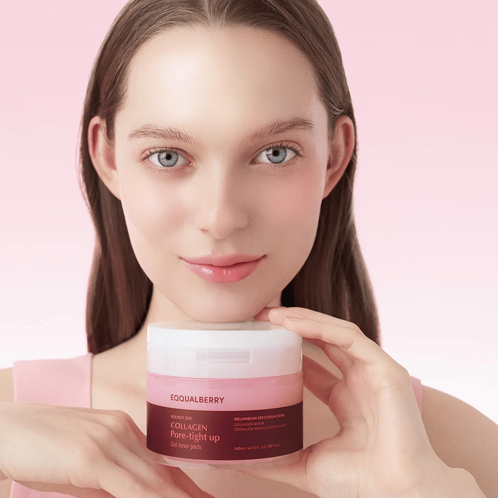 Nainen pitää purkkia Collagen Pore-Tight Up Gel Toner Pads, vaaleanpunaisella taustalla ja hymyillen. Purkki on merkitty tuotteen nimellä ja sisältää kasvovesityynyjä parantamaan ihon kiinteyttä ja pienentämään huokoskokoa.