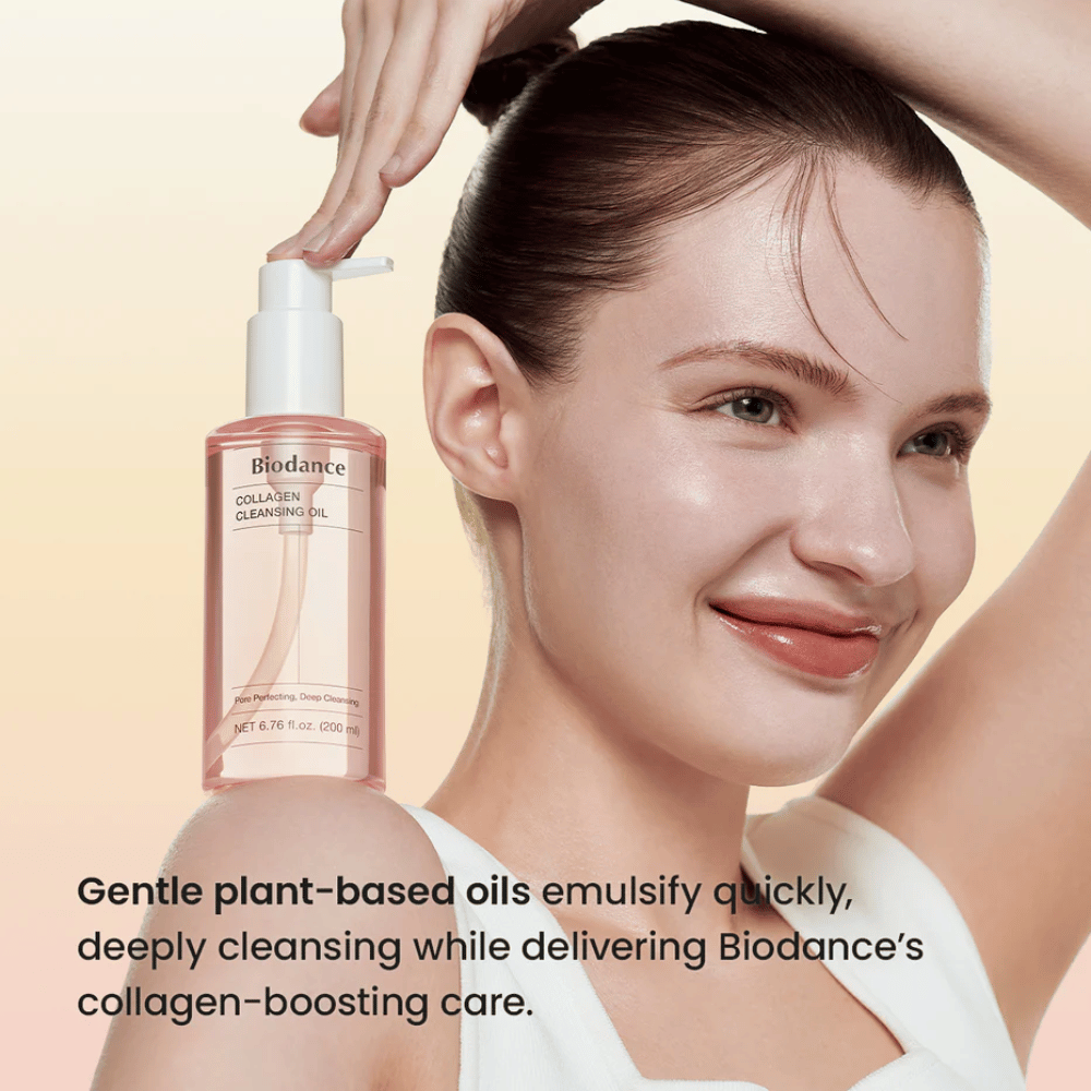 Hymyilevä nainen, jolla on kiiltävä iho, käyttää Biodance Collagen Cleansing Oil. Tuote näkyy selkeästi tekstillä kasvipohjaisista öljyistä ja kollageenia tukevasta puhdistuksesta.