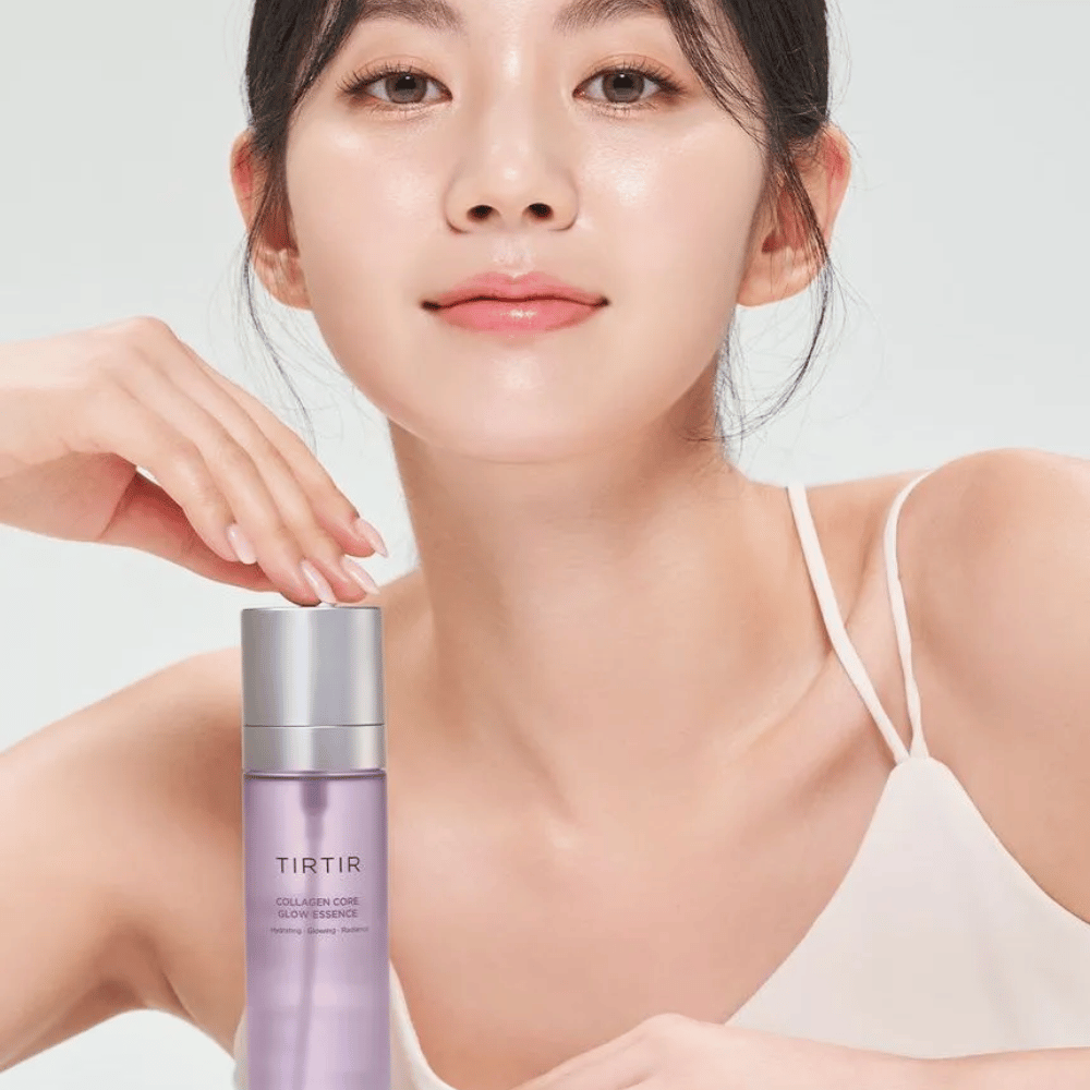 Nainen säteilevällä iholla poseeraa TIRTIR Collagen Core Glow Essence – hehkua antava essence kiinteämmälle ja kosteutetulle iholle.
