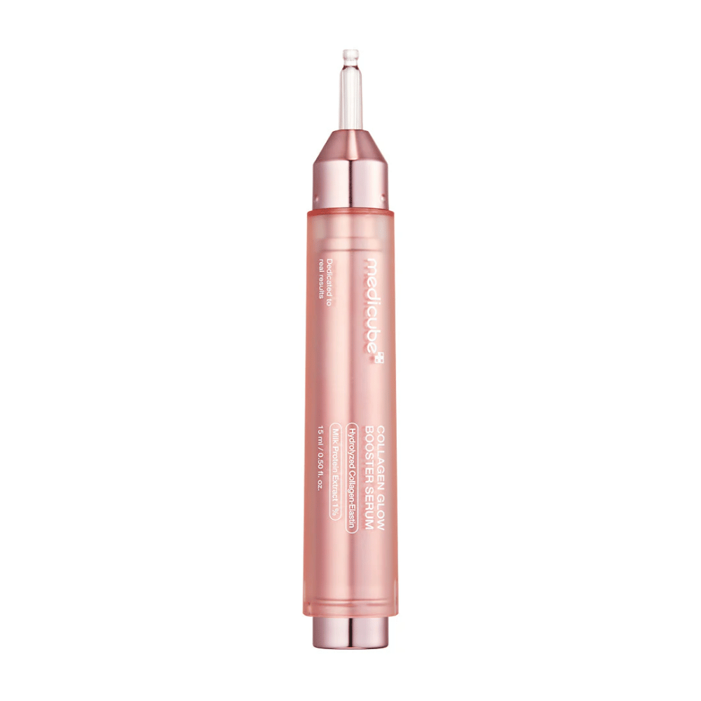 Medicube Collagen Glow Booster Serum on edistynyt ihonhoitotuote, joka on suunniteltu parantamaan ihon hehkua ja kimmoisuutta. Pakkaus on elegantti vaaleanpunainen, mikä korostaa seerumin keskittymistä antamaan iholle nuorekkaan ja säteilevän hehkun.