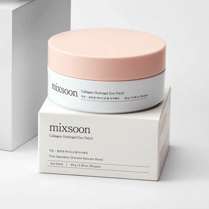 Kuva Mixsoon Collagen Hydrogel Eye Patch. Purkki on vaaleanpunainen ja valkoinen ja sisältää 84 g kollageenilla varustettuja silmälaastareita. Se on valkoisella laatikolla, jossa on teksti, joka kuvailee tuotetta ja sen sisältöä. Muotoilu on tyylikäs ja moderni, täydellinen silmänhoitoon.