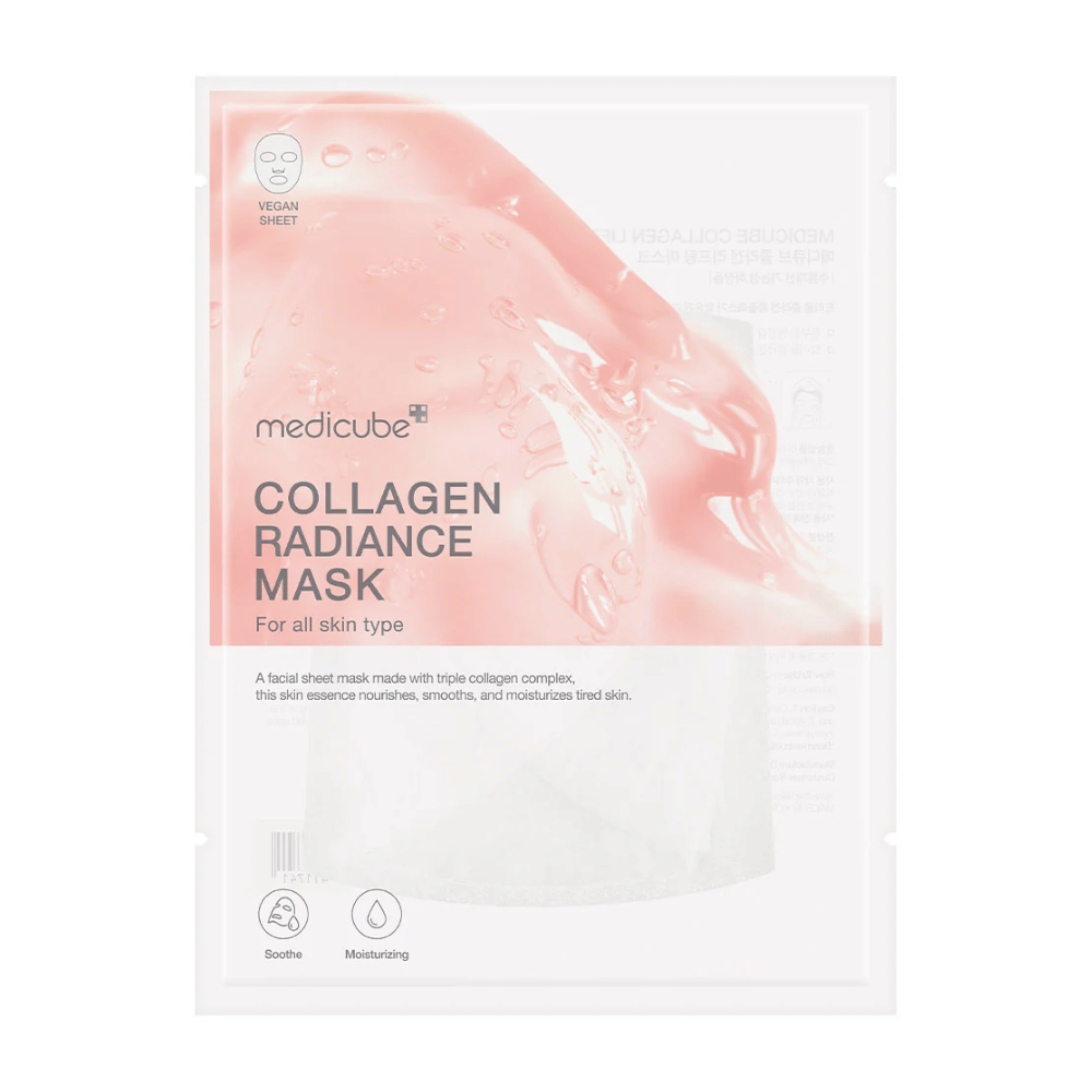 Pakkaus "Medicube Collagen Radiance Mask," kasvonaamio, jossa on kolme tyyppistä kollageenikompleksia. Naamio on tarkoitettu kaikille ihotyypeille ja lupaa kosteuttaa, tasoittaa ja antaa hehkua väsyneelle iholle. Pakkaus on vaalean värinen, ja siinä on selkeä teksti ja graafisia elementtejä, jotka korostavat tuotteen ominaisuuksia.