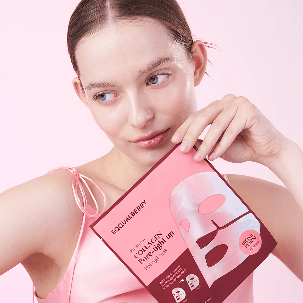Nainen pitää pakettia kasvonaamiosta Collagen Pore-tight Up Hydrogel Mask edessään, samalla kun katsoo sivulle luonnollisella, raikkaalla iholla.