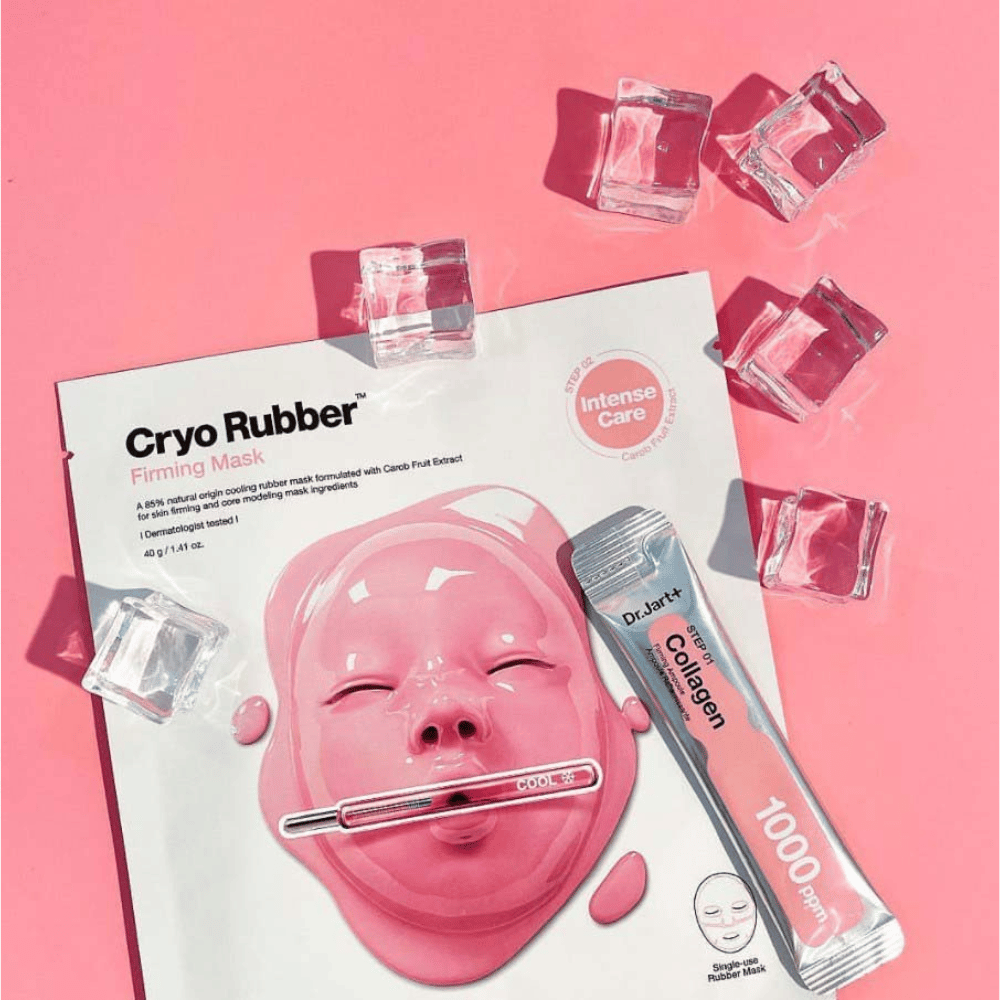 Dr.Jart+:n Cryo Rubber™ Firming Mask -tuotteen kuva, jota ympäröivät jääpalat vaaleanpunaisella taustalla, yhdessä tuubin kanssa, jossa lukee "Collagen 1000 ppm".