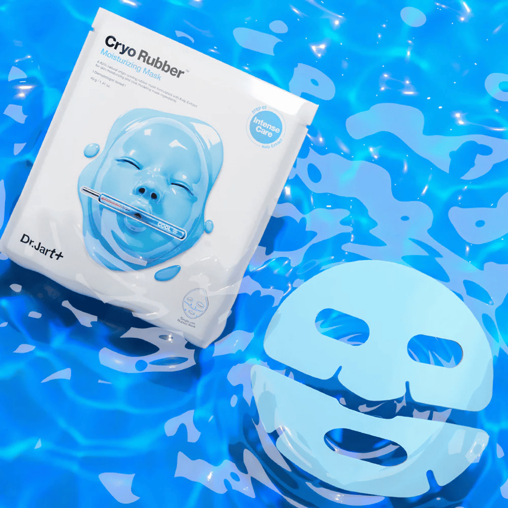 Dr.Jart+ Cryo Rubber Moisturizing Mask sinisessä pakkauksessa kelluu veden pinnalla yhdessä sinisen kuminaamion kanssa. Tuote korostuu intensiivisenä kosteudenhoitona.