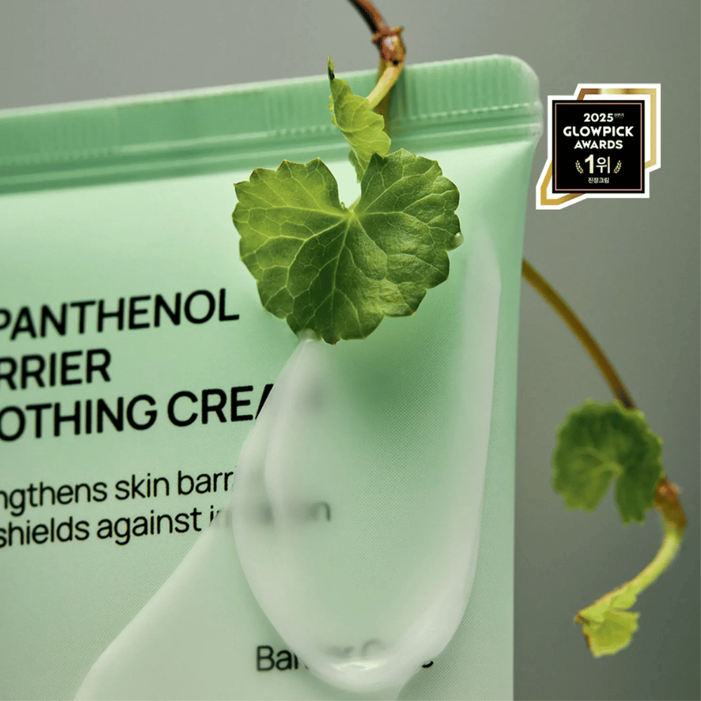 Jumiso D-Panthenol Barrier Soothing Cream kerman ja vihreän kasvin kanssa, korostaa luonnollisia ainesosia.