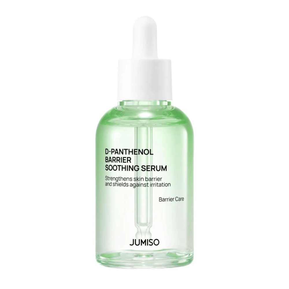Studiokuva Jumiso D-Panthenol Barrier Soothing Serum vihreässä lasipullossa pipetillä, valkoista taustaa vasten.