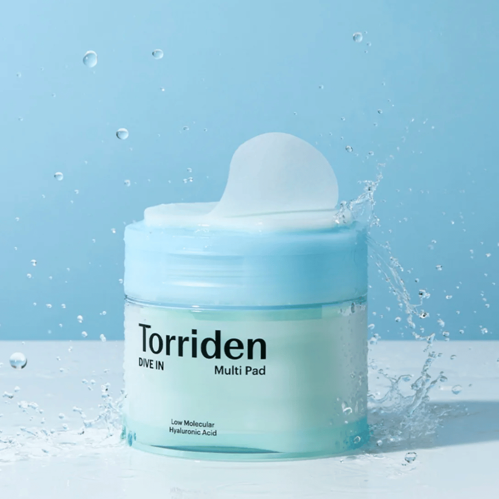 Torriden "DIVE IN Multi Pad" vesipisaroiden kanssa ilmassa sinisellä taustalla.