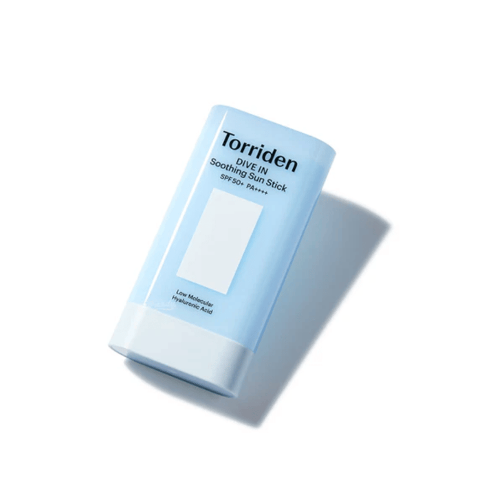 Torriden DIVE IN Soothing Sun Stick SPF50+ PA++++ kuvattuna kulmasta, joka korostaa kompaktia ja kätevää muotoilua.