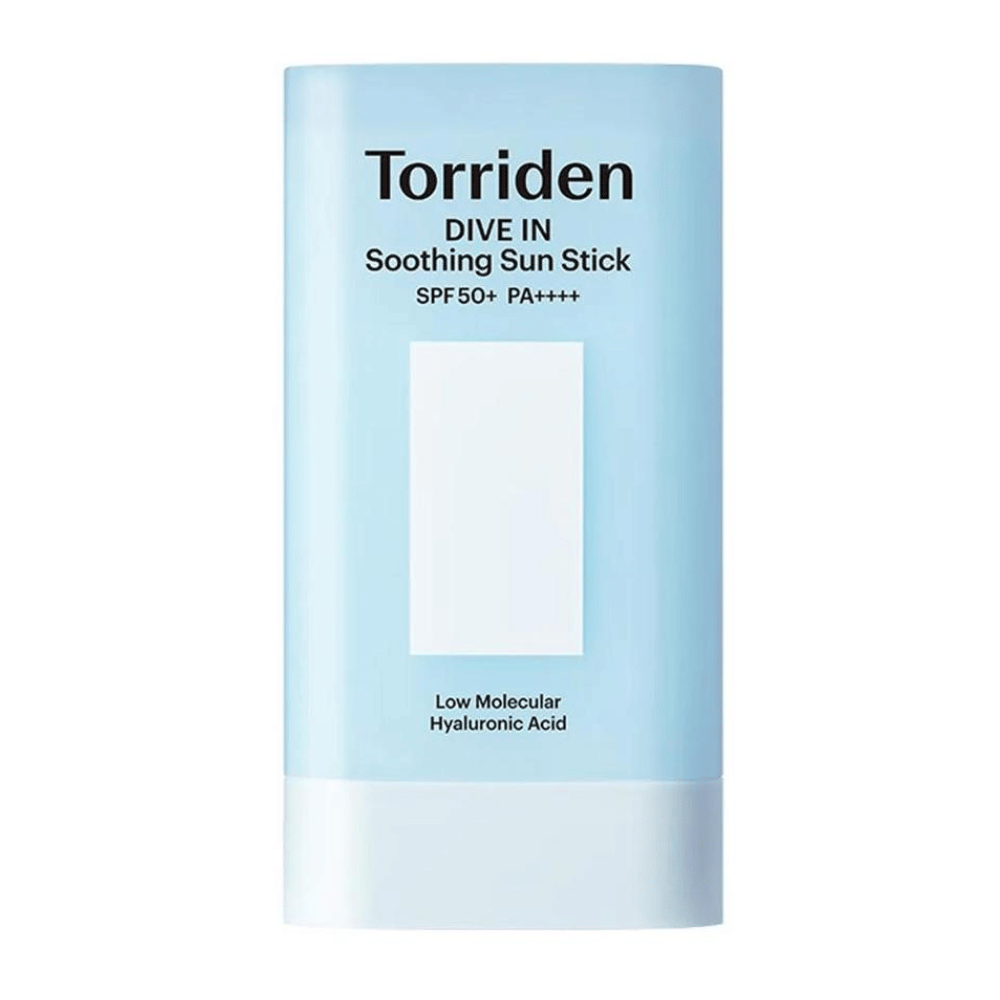 Torriden DIVE IN Soothing Sun Stick SPF50+ PA++++, jossa on matalamolekyylinen hyaluronihappo, vaaleansinisessä pakkauksessa neutraalia taustaa vasten.
