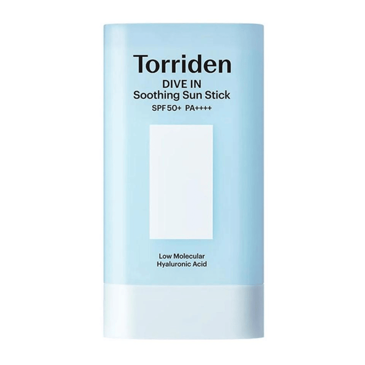 Torriden DIVE IN Soothing Sun Stick SPF50+ PA++++, jossa on matalamolekyylinen hyaluronihappo, vaaleansinisessä pakkauksessa neutraalia taustaa vasten.
