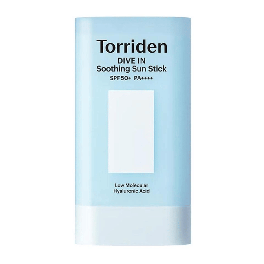 Torriden DIVE IN Soothing Sun Stick SPF50+ PA++++, jossa on matalamolekyylinen hyaluronihappo, vaaleansinisessä pakkauksessa neutraalia taustaa vasten.