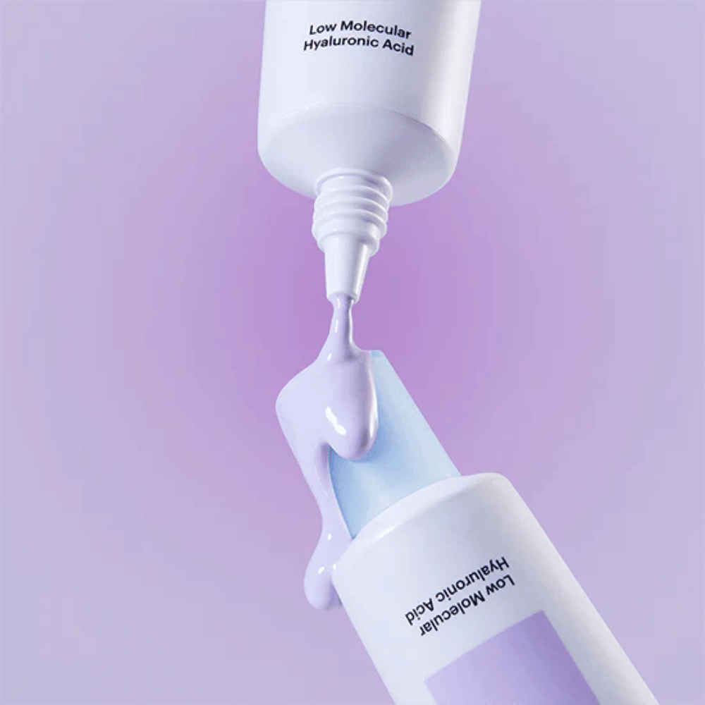 Lähikuva Torriden DIVE IN Tone Up Sun Cream Purple, jossa violettia voidetta levitetään tuubista havainnollistamaan tuotteen koostumusta.